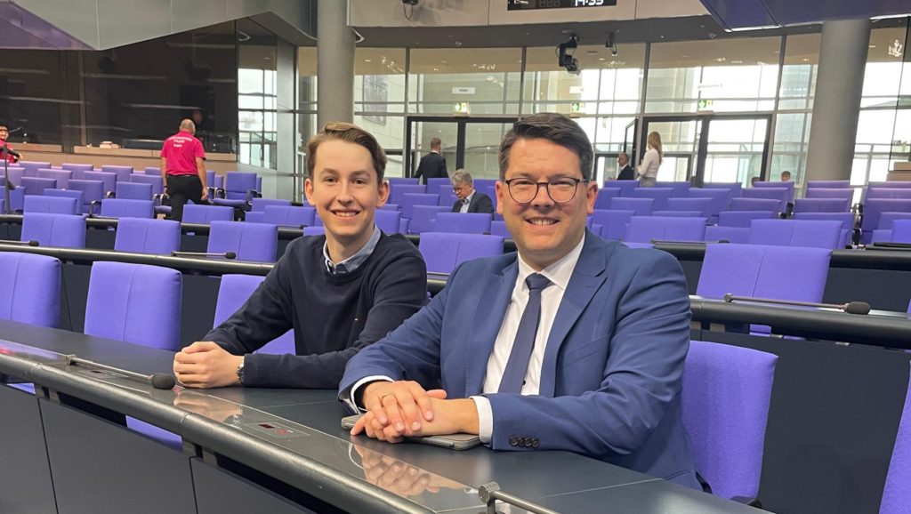 Joachim Ebmeyer mit Aaron Beck bei Jugend und Parlament