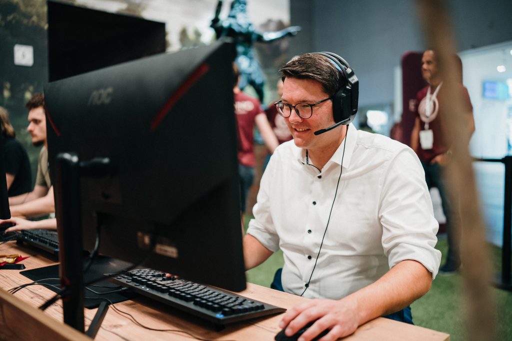 Joachim Ebmeyer spielt Videospiel