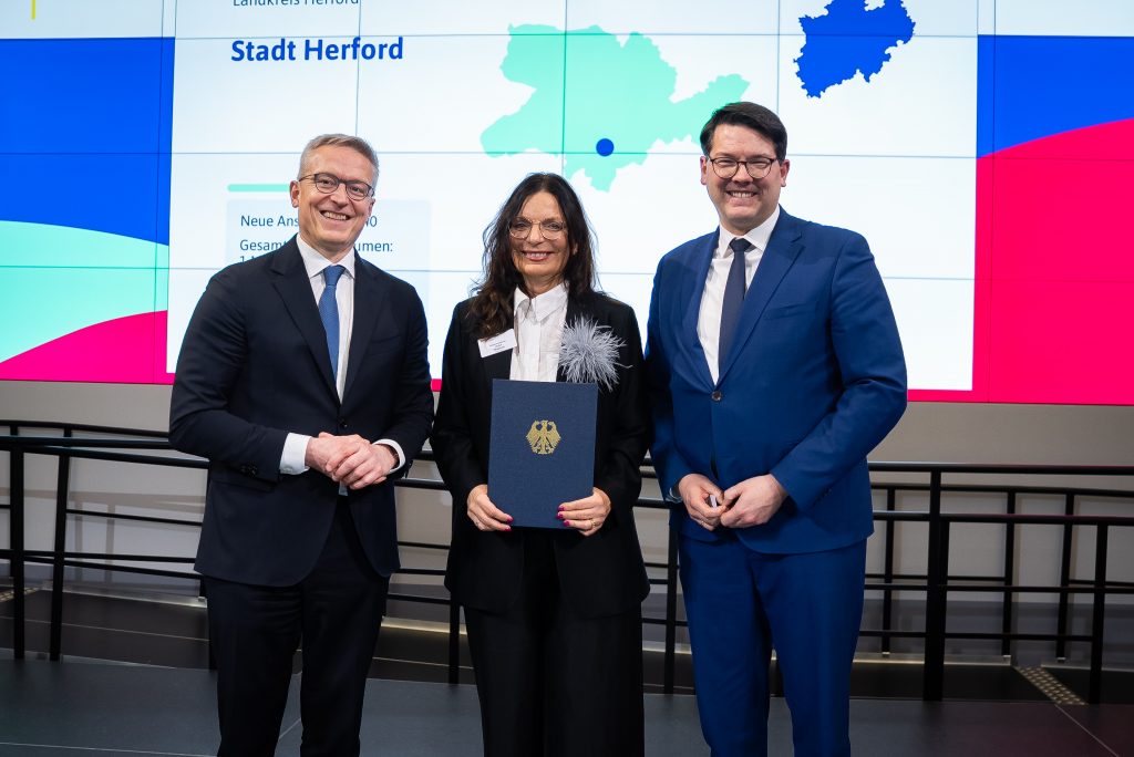 Digitalminister Dr. Karsten Wildberger, Bundestagsabgeordneter Joachim Ebmeyer und Bürgermeisterin der Stadt Herford Anke Theisen bei einer Veranstaltung zur Gigabitförderung