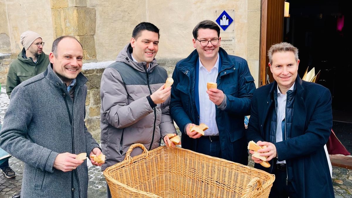 Philip Kleineberg, Landrat Mirco Schmidt, Bundestagsabgeordneter Joachim Ebmeyer und Bürgermeister Stefan Böske beim Timpkenfest in Enger