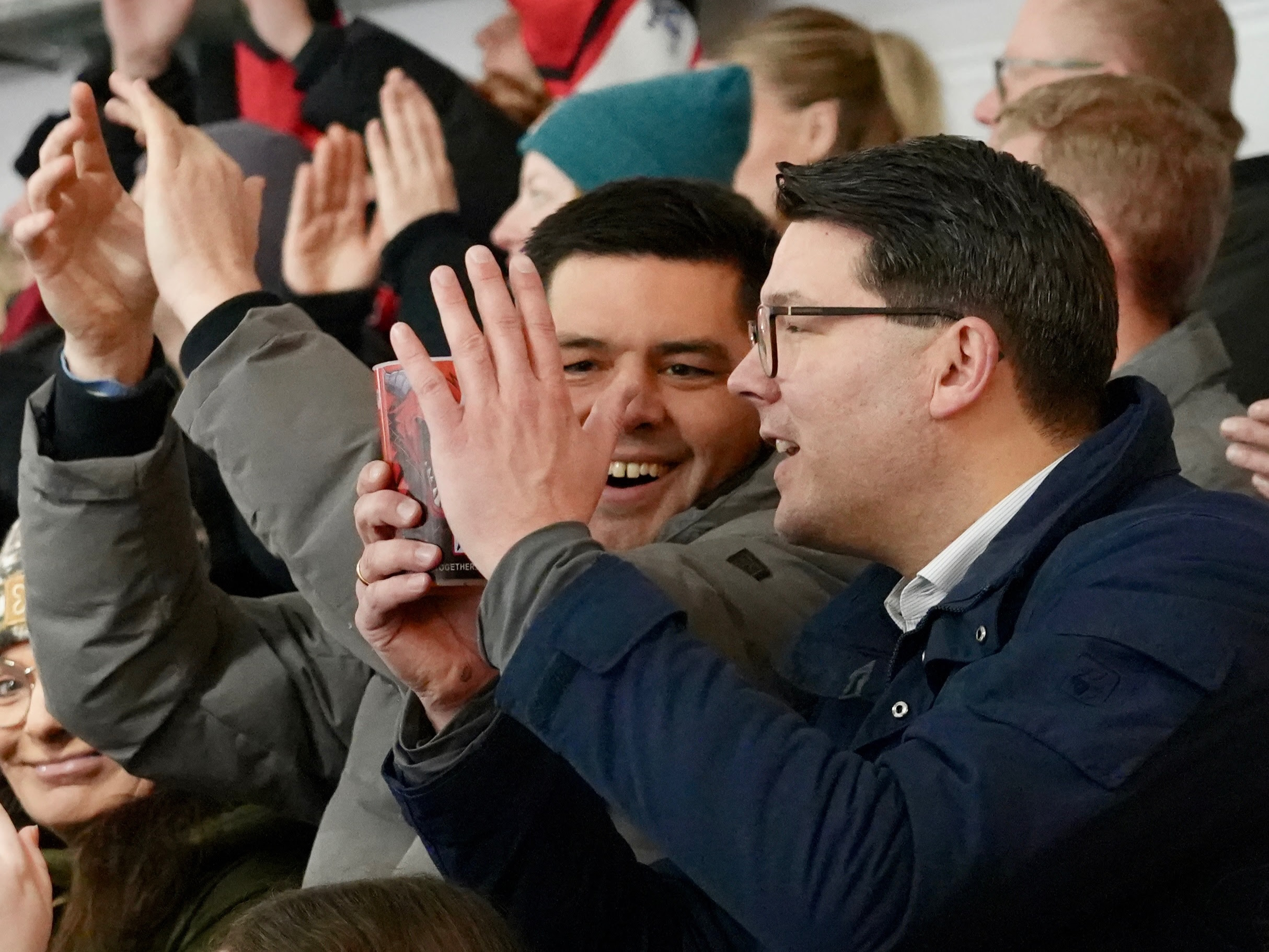 Landrat Mirco Schmidt und Bundestagsabgeordneter Joachim Ebmeyer bei einem Eishockey-Spiel in Herford