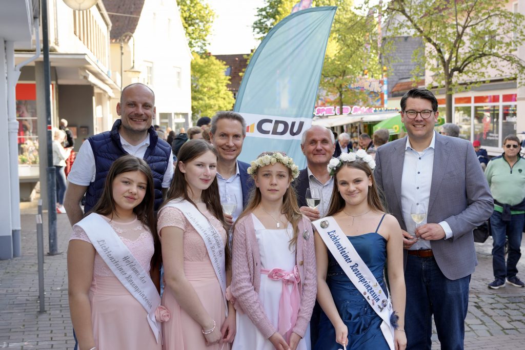 Kirschblütenfee Lia, die Lichtensteiner Rosenprinzessin mit ihren Hofdamen, Philip Kleineberg, Bürgermeister Stefan Böske und Bundestagsabgeordneter Joachim Ebmeyer