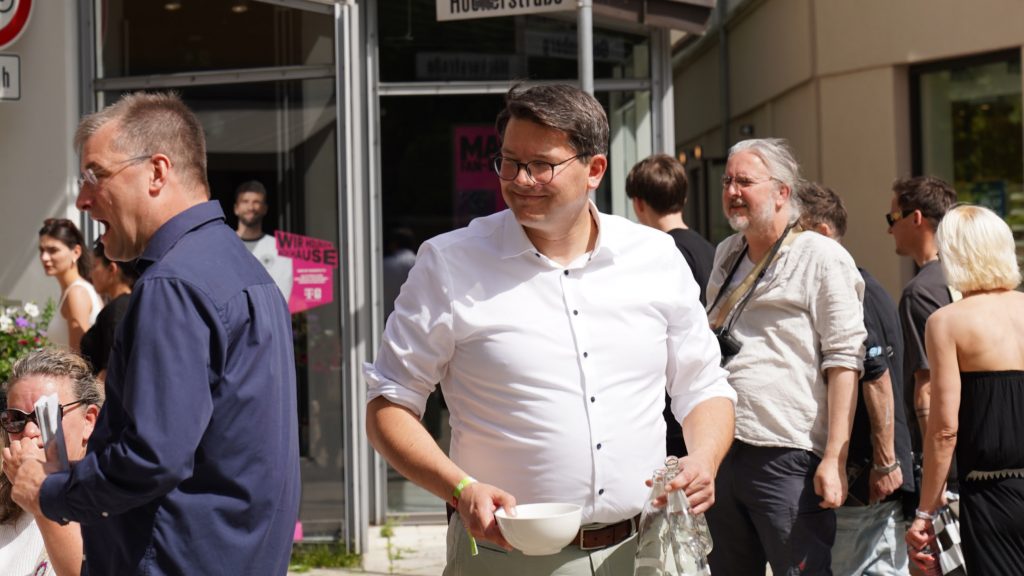 Joachim Ebmeyer bei der langen Tafel des Engagement in Herford